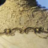 Dettaglio di uno scollo in pizzo, seta e perline del 1911